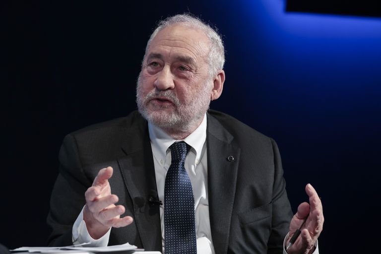 Stiglitz Among Fans of Exclusive Club: High-Yielding Do-Gooders