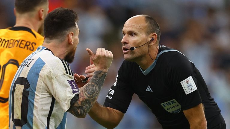 Lionel Messi y Antonio Mateu Lahoz