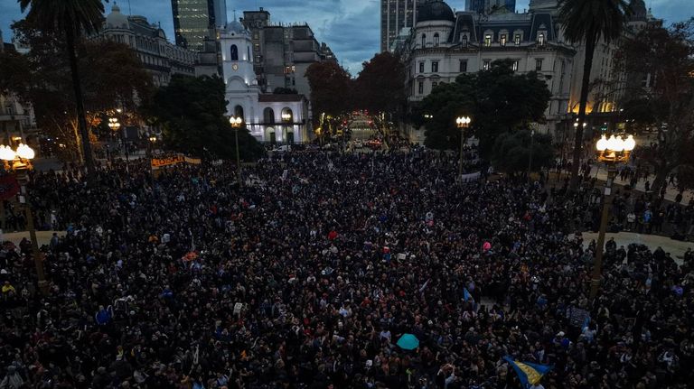 Fanáticos del Indio Solari en plaza de mayo 06062026