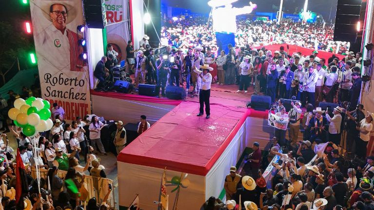 Roberto Sánchez, en el cierre de campaña para el balotaje en Perú.