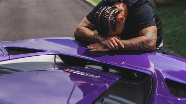 La nueva Ferrari de Maluma