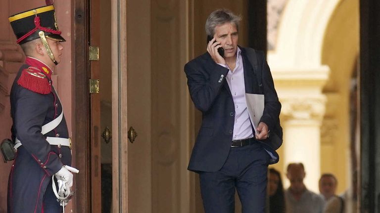 El ministro de economía, Luis Caputo, sale de la Casa Rosada luego de la reunion de gabinete 20231213