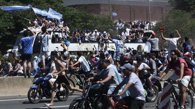 Los campeones del Mundo rumbo al obelisco