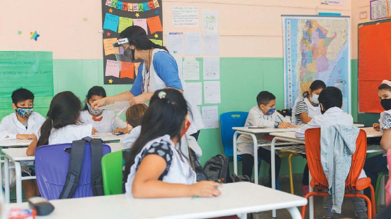 20211218_docente_colegio_barbijo_cedoc_g