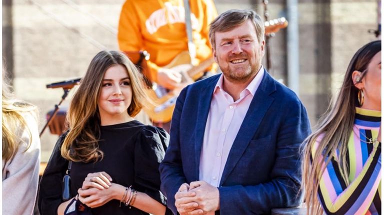 Alexia junto a su padre, el rey de los Países Bajos