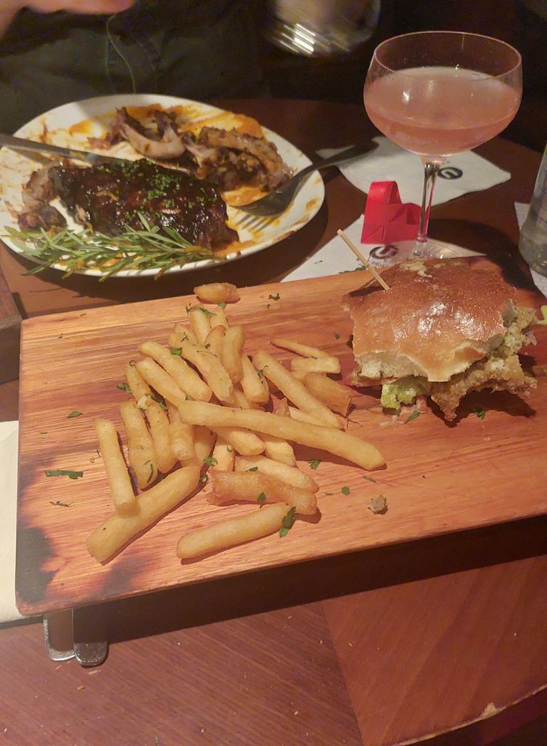 Le vendieron un sándwich de milanesa a 2000 pesos