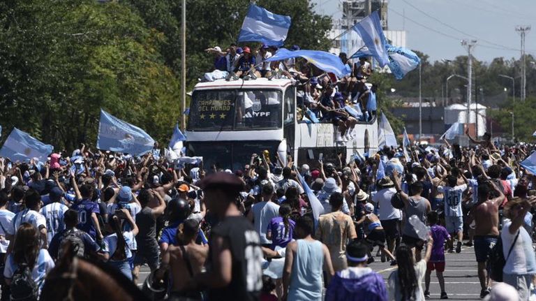 Los campeones del Mundo rumbo al obelisco