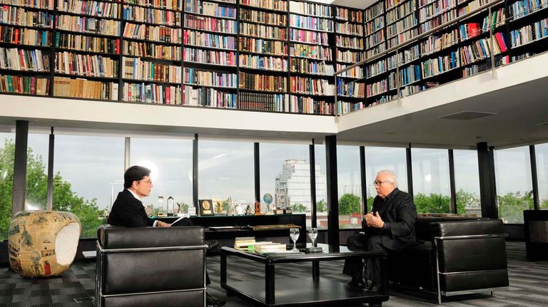 Manuel Castells, en la entrevista con Jorge Fontevecchia.