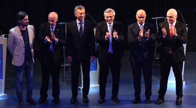despedida de los candidatos en el escenario del debate 20191020