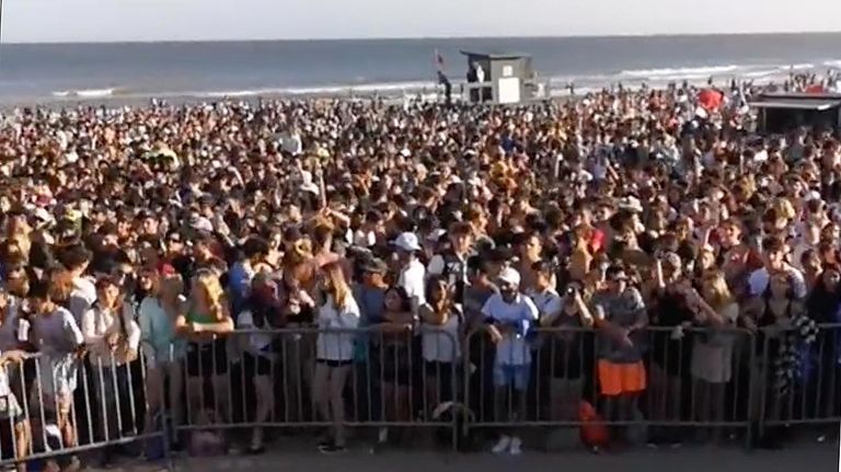 Fiesta en las playas de Pinamar 20220107