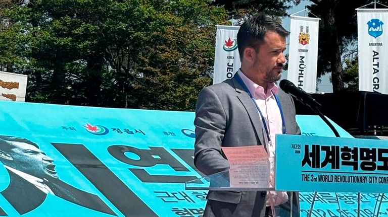 Marcos Torres hablando en el atril del congreso de ciudades en Corea