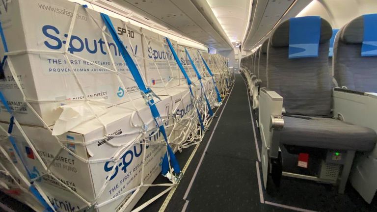 Nueva tanda de vacunas Sputnik V. El cuarto vuelo llegó este viernes por la tarde.