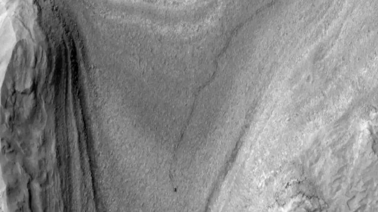 El rover Perseverance de la NASA en el canal Gediz Vallis de Marte
