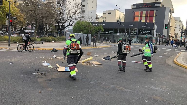 Personal de la Ciudad limpia este jueves la 9 de Julio. El acampe ya se había mudado al Ministerio de Trabajo.