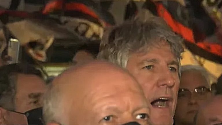 El condenado ex vicepresidente Amado Boudou cantando el Himno en el acto K contra la Corte Suprema.