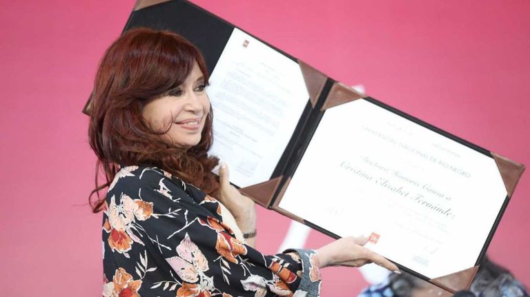 Cristina Kirchner, con su distinción universitaria en Río Negro.