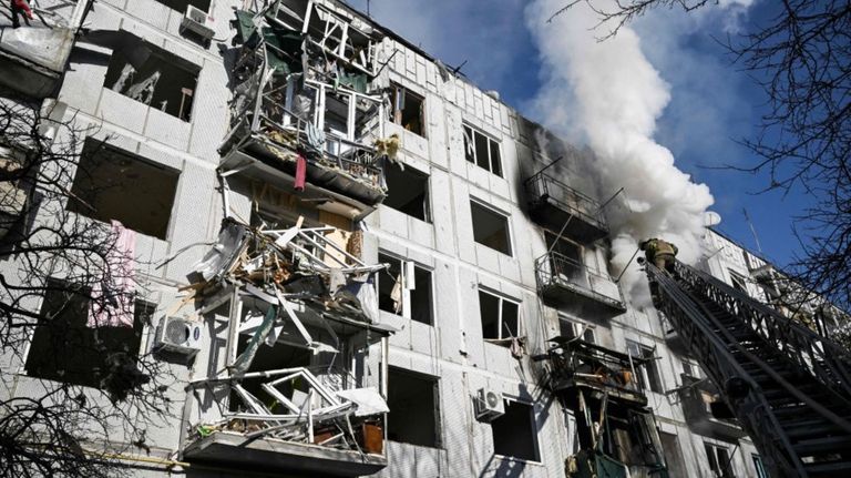 edificio atacado por misiles rusos