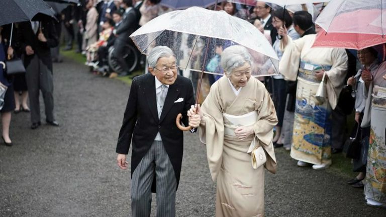 vida del emperador akihito de japon