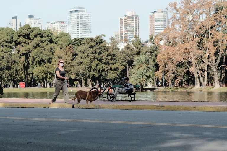 GENTE HACIENDO ACTIVIDAD FíSICA EN PARQUES 20200529