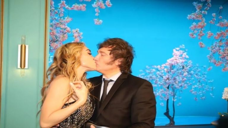 20231007 Beso de Javier Milei y Fátima Florez en el programa de Mirtha Legrand