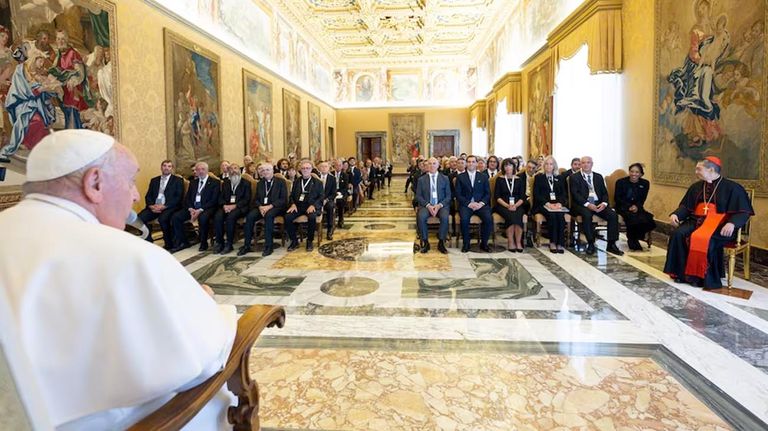 León Gieco cantó ante el papa Francisco
