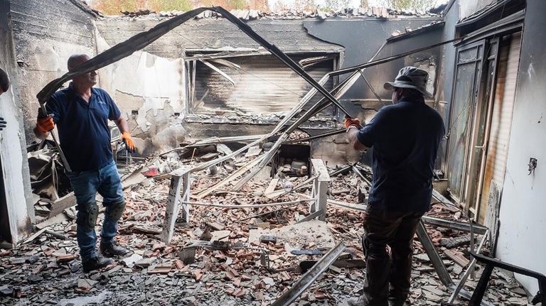 Arqueólogos israelíes ayudan a identificar los restos de la masacre del 7/10
