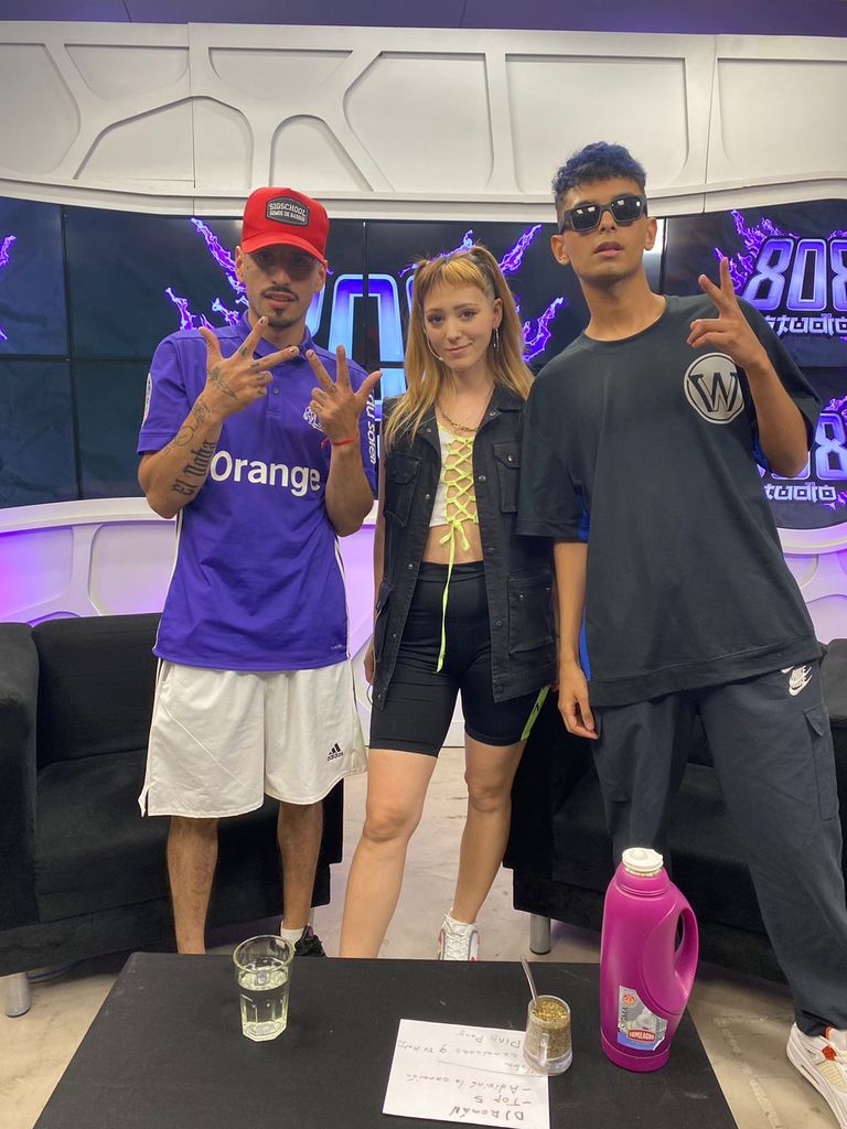 Shaina entrevistó a DJ Román en su nuevo programa por Peek Latam