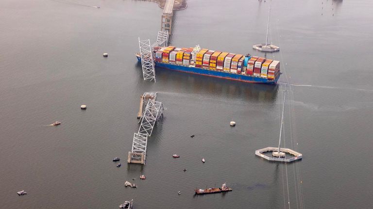 El buque portacontenedores Dali despues de chocar contra el puente Francis Scott Key que se derrumbo en el río Patapsco en Baltimore