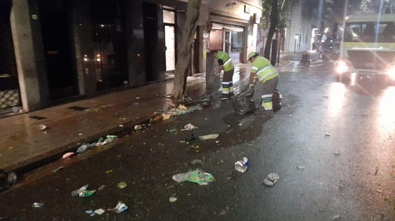 El operativo de limpieza que realizó el Gobierno porteño en Juncal y Uruguay.