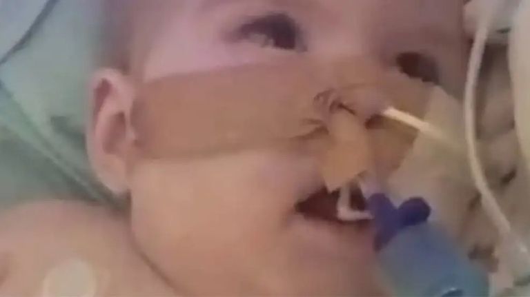 Indi, la beba inglesa de pronóstico médico incurable, motivó una larga batalla legal.