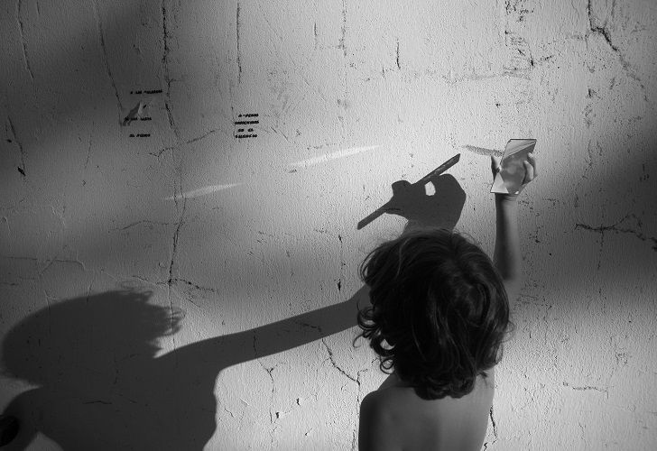BACKSTAGES DE FOTOGRAFIA. Los hijos de Candelaria Magliano, Enzo y León, asisten a su madre en la puesta en escena de sus trabajos fotográficos.