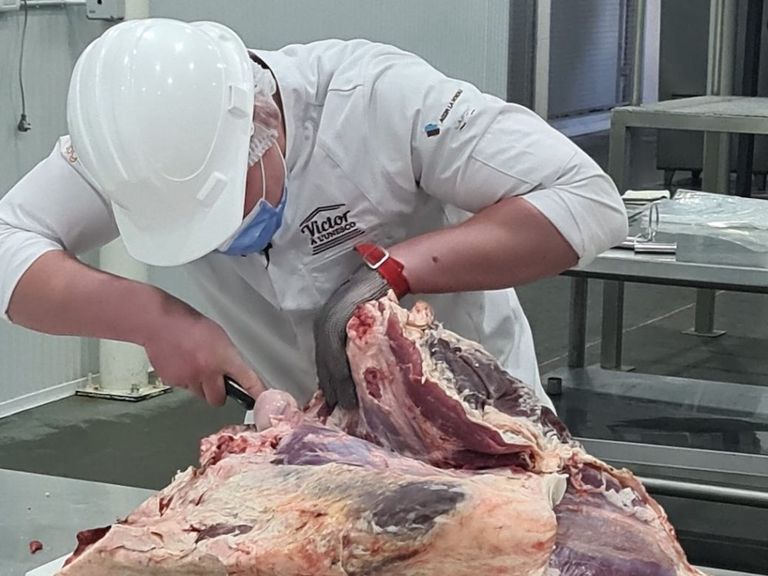 Cuál es el país de la región donde se compra carne a menor precio.