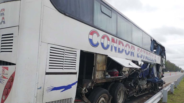 Accidente vial en Carmen de Areco entre un camión y un micro 20220119