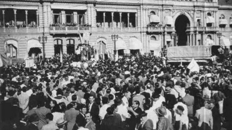El 17 de octubre de 1945 la Plaza de Mayo se vio colmada por sectores obreros que pidieron la libertad de Juan Domingo Perón.