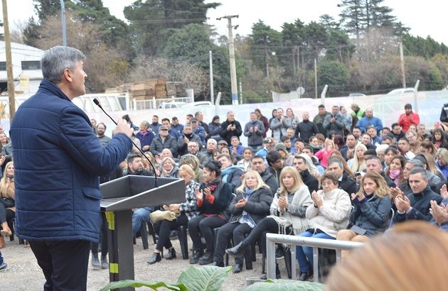Daniel Passerini le habla a la multitud