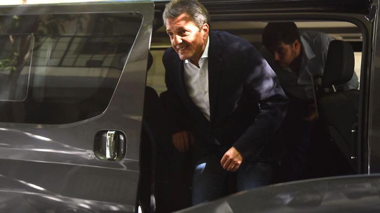 Sergio Massa entrando al colegio Carlos Pellegrini de cierre de campaña