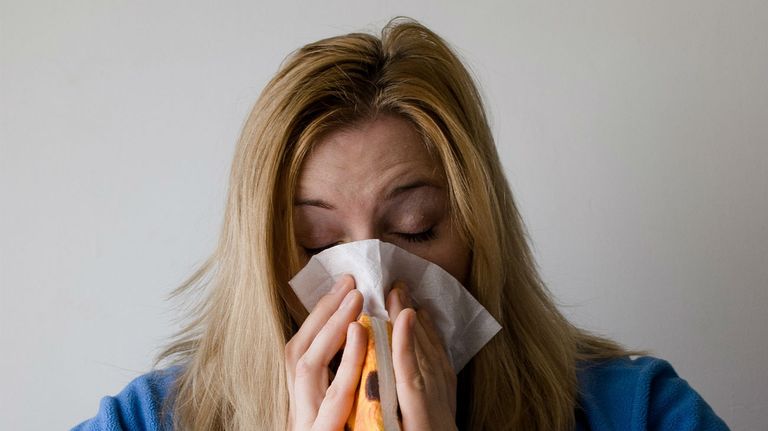 Hay que usar pañuelos descartables para evitar la propagación de virus y bacterias.