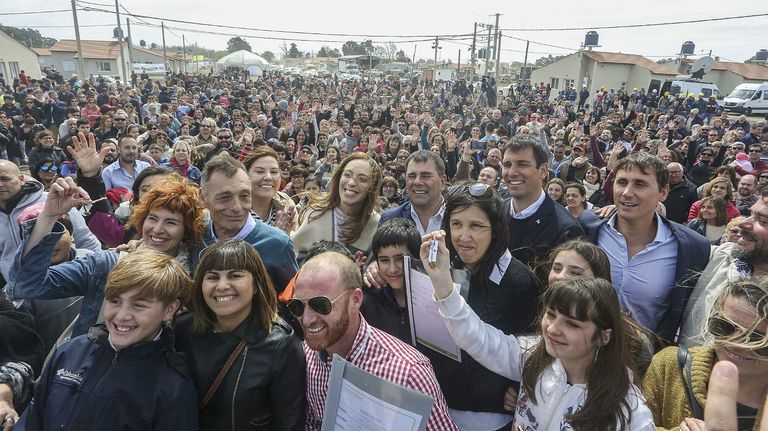 María Eugenia Vidal de campaña en Azul, junto al intendente Hernán Bertellys.