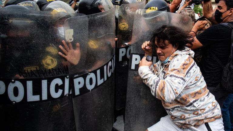Personas chocan con la policía