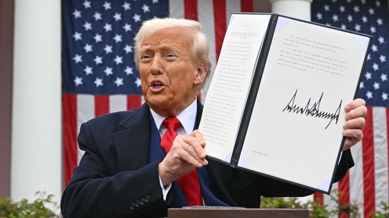 20250402 Donald Trump dio un discurso sobre aranceles recíprocos durante un evento en el Jardín de las Rosas titulado