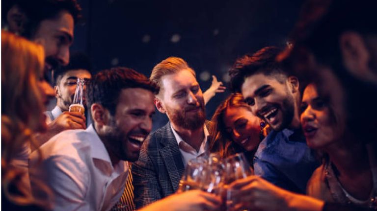 Los riesgos del consumo excesivo de alcohol en los menores de 40 años