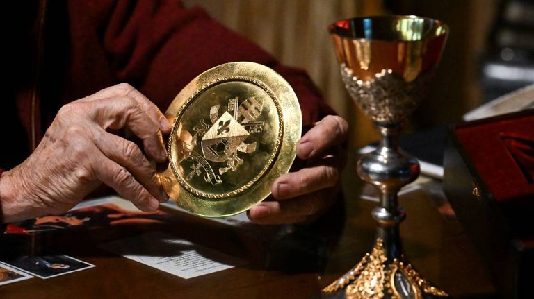 Juan Carlos Pallarols prepara un cáliz para el papa León XIV
