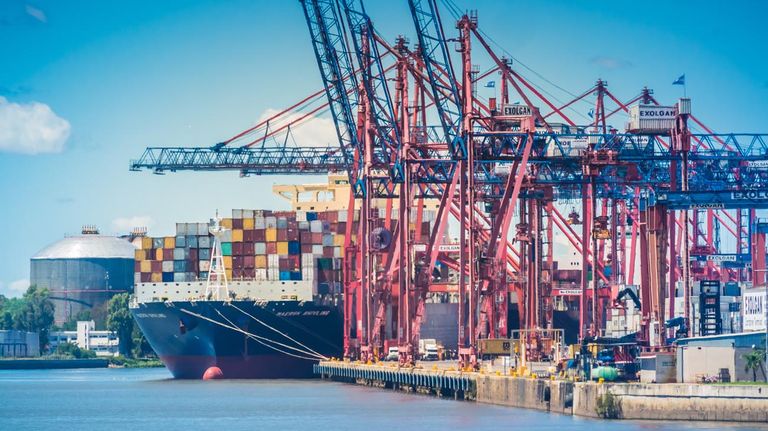 Buques de carga en el Puerto de Buenos Aires