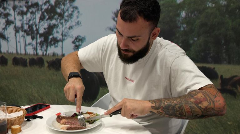 Influencers europeos en el stand Argentine Beef en Anuga 2023