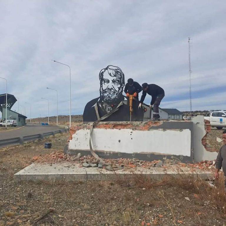 Derribo estatua Osvaldo Bayer