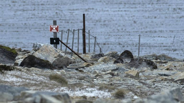 Buscadores de minas terrestres de Zimbabwe limpian las Islas Malvinas