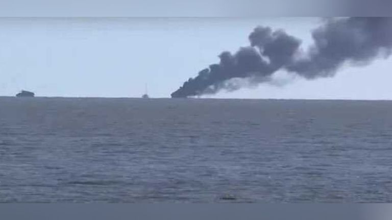 Incendio de un barco en el Río de la Plata
