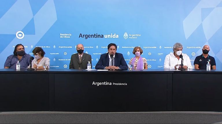 Nicolás Trotta junto a docentes, durante la conferencia de prensa.