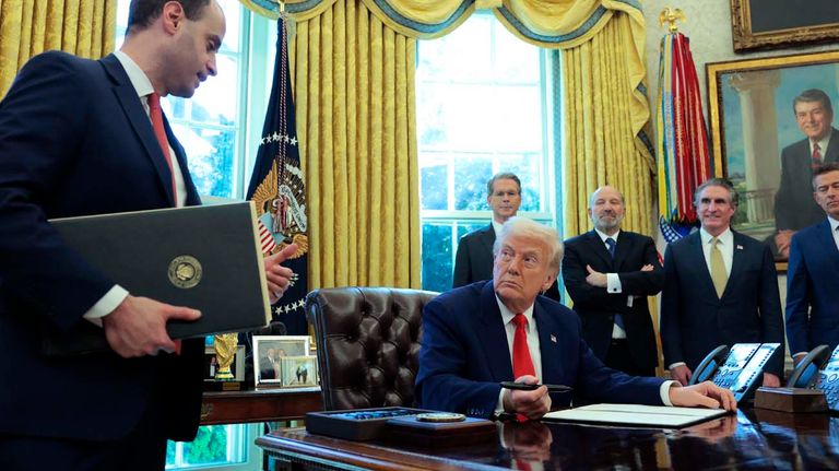 Donald Trump en su despacho20250410