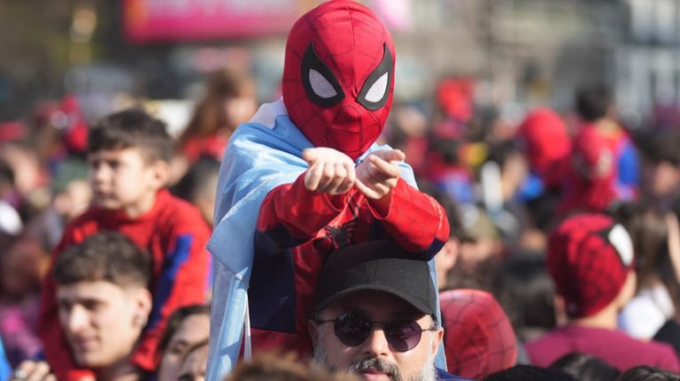 spiderman hombre araña obelisco 1 NA g_20231029